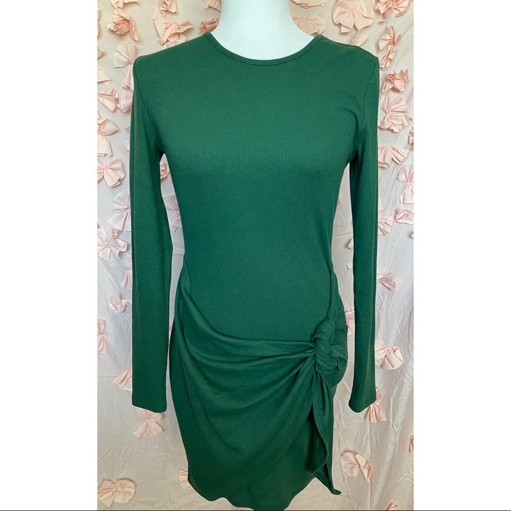 Green form fitting dress. Size Sm.